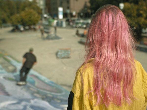 Película: "La chica del cabello rosa y una patineta al hombro"