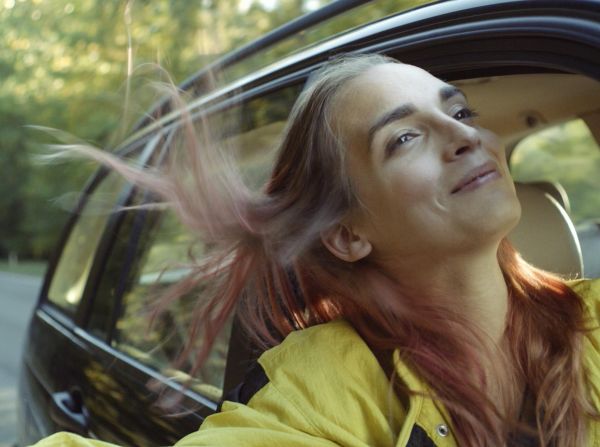 Película: "La chica del cabello rosa y una patineta al hombro"