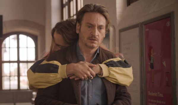 Película: "La chica del cabello rosa y una patineta al hombro"